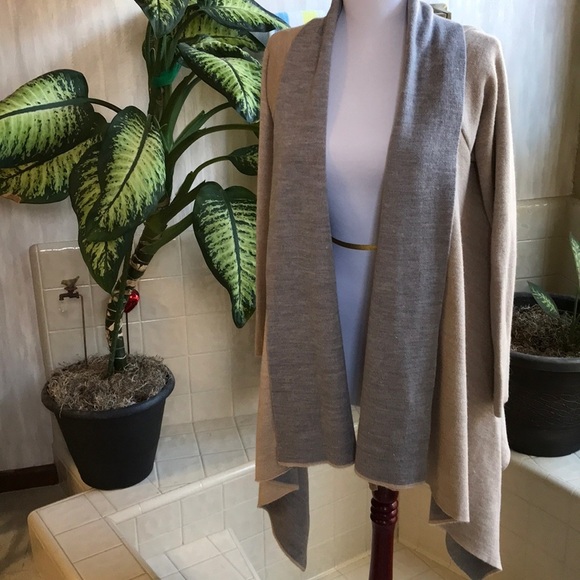Love by Design gorgeous gray and beige sweater - Picture 1 of 7